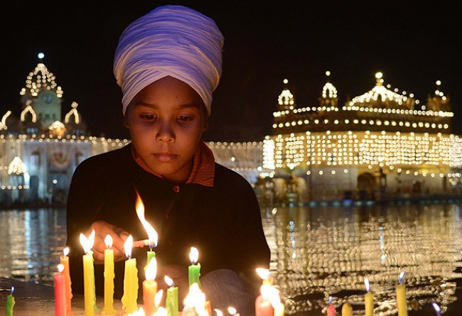 VIAJE GRUPAL AL FESTIVAL DIWALI EN LA INDIA - Agra / Ajmer / Benarés / Delhi / Jaipur / Jhansi / JODHPUR / Khajuraho / Orchha / Púshkar / RANAKPUR / UDAIPUR / - Buteler en India
