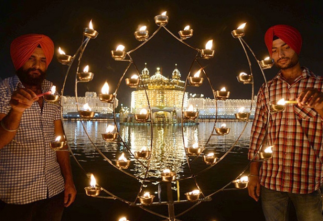 VIAJE GRUPAL AL FESTIVAL DIWALI EN LA INDIA - Agra / Ajmer / Benarés / Delhi / Jaipur / Jhansi / JODHPUR / Khajuraho / Orchha / Púshkar / RANAKPUR / UDAIPUR / - Buteler en India